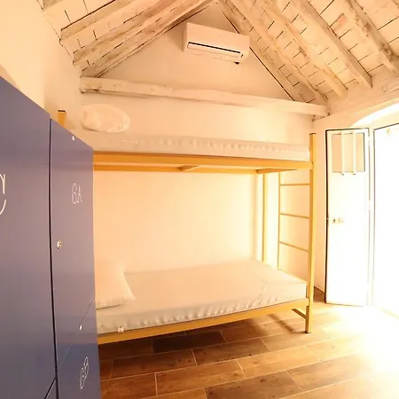 Wake Up In & Restaurant Lounge Hostel *