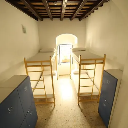 Wake Up In & Restaurant Lounge Hostel *