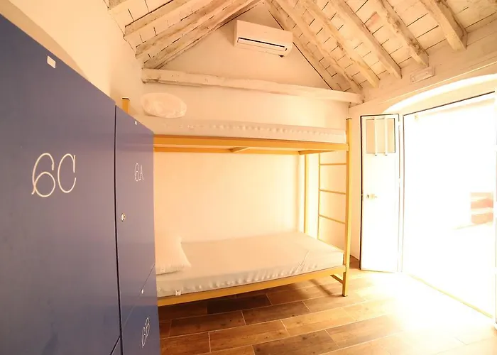 Wake Up In & Restaurant Lounge Hostal *